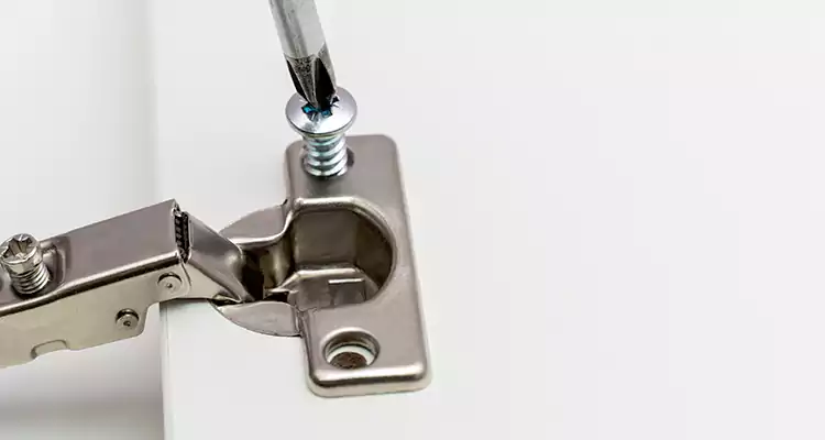 Screen Door Hinge Repair in Casselberry, FL